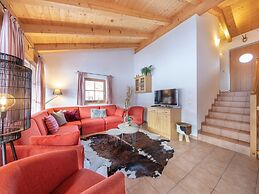 Cozy Chalet with Sauna near Königsleiten