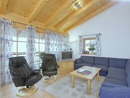 Cozy Chalet with Sauna near Königsleiten