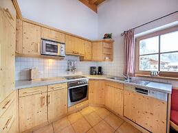 Cozy Chalet with Sauna near Königsleiten