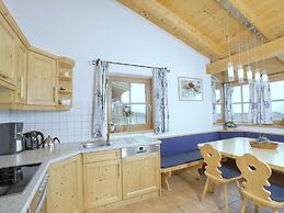 Cozy Chalet with Sauna near Königsleiten