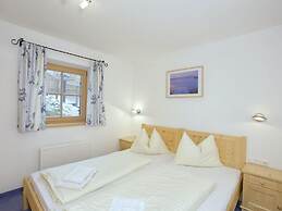 Cozy Chalet with Sauna near Königsleiten