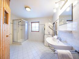 Cozy Chalet with Sauna near Königsleiten