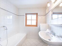 Cozy Chalet with Sauna near Königsleiten