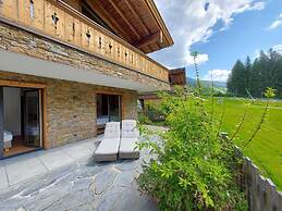 Luxury Chalet with 2 Bathrooms near Small Slope