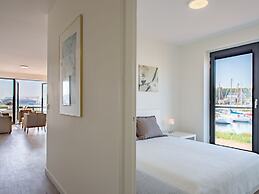 New and Tasteful Apartment With a Panoramic View Over the Marina