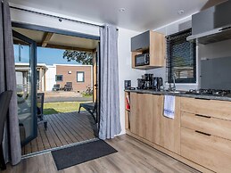 Cozy Chalet with Dishwasher near Lake