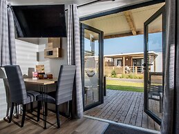 Cozy Chalet with Dishwasher near Lake