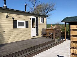 Well-kept Chalet With gas Stove, on the Mudflats