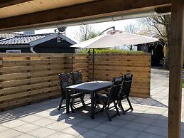 Well-kept Chalet With gas Stove, on the Mudflats