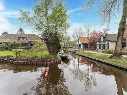 Wonderful Mansion in Giethoorn near Museum with Terrace