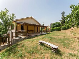 Belvilla by OYO Hillside Villa With Pool