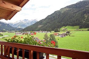 Quiet Chalet With Pool in Wald im Pinzgau