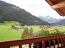Quiet Chalet With Pool in Wald im Pinzgau