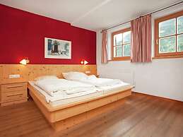 Quiet Chalet With Pool in Wald im Pinzgau