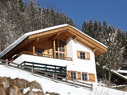 Quiet Chalet With Pool in Wald im Pinzgau