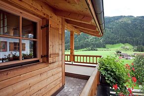 Quiet Chalet With Pool in Wald im Pinzgau