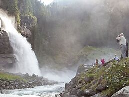 Quiet Chalet With Pool in Wald im Pinzgau