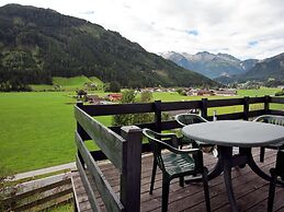 Quiet Chalet With Pool in Wald im Pinzgau