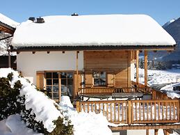 Quiet Chalet With Pool in Wald im Pinzgau