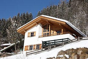 Quiet Chalet With Pool in Wald im Pinzgau