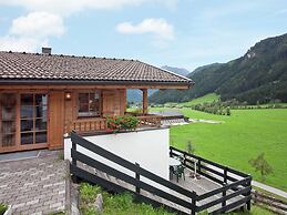 Quiet Chalet With Pool in Wald im Pinzgau