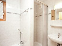 Quiet Chalet With Pool in Wald im Pinzgau