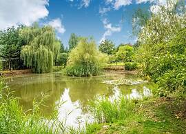 Idyllic Lakeside Cottage