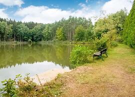 Idyllic Lakeside Cottage