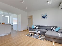 Spacious Holiday Home in Valbandon