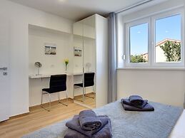 Spacious Holiday Home in Valbandon