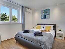 Spacious Holiday Home in Valbandon