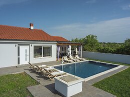 Spacious Holiday Home in Valbandon