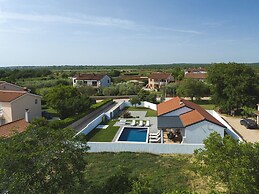 Spacious Holiday Home in Valbandon