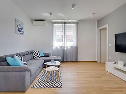 Spacious Holiday Home in Valbandon