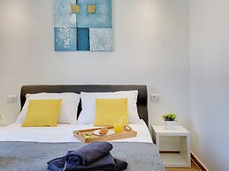 Spacious Holiday Home in Valbandon