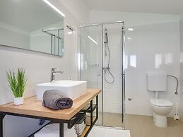 Spacious Holiday Home in Valbandon