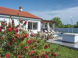 Spacious Holiday Home in Valbandon