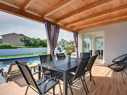 Spacious Holiday Home in Valbandon