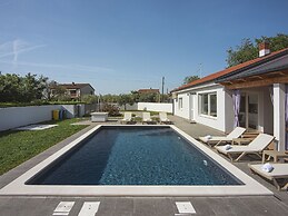 Spacious Holiday Home in Valbandon