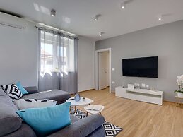 Spacious Holiday Home in Valbandon