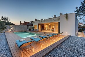 Villa in Stinjan With Pool and Sea View