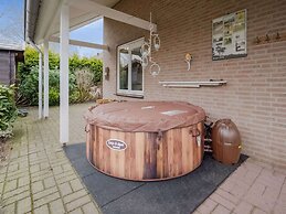 Lush Bungalow in Beek Gem Montferl& with Hot Tub