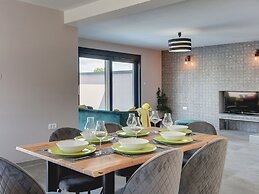 Villa in Valbandon With Swimming Pool