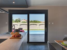 Villa in Valbandon With Swimming Pool