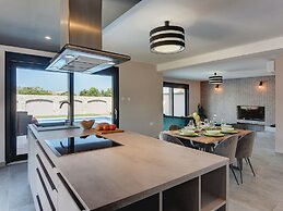 Villa in Valbandon With Swimming Pool