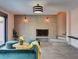 Villa in Valbandon With Swimming Pool