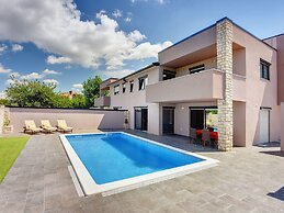 Villa in Valbandon With Swimming Pool