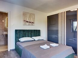 Villa in Valbandon With Swimming Pool