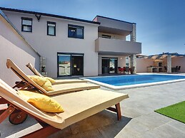 Villa in Valbandon With Swimming Pool