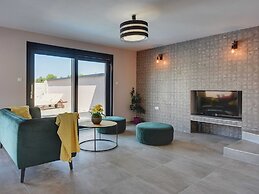 Villa in Valbandon With Swimming Pool